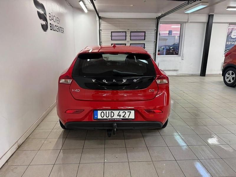 Begagnad Volvo V40 Kinetic 120 HK (88 kW) 2016 Röd Halvkombi