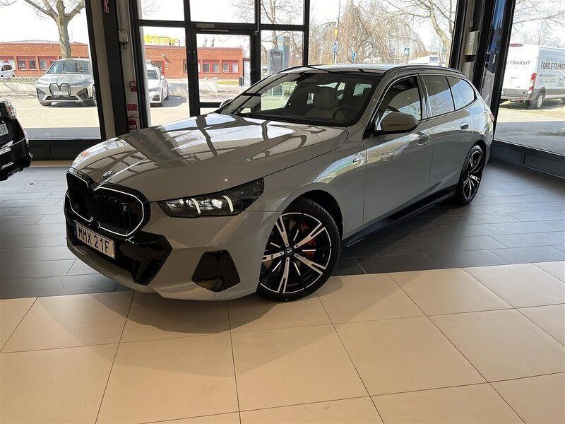 Grå/silver Begagnad 2024 BMW i5 M Sport Sedan | 849 800 kr - Bild 1/4