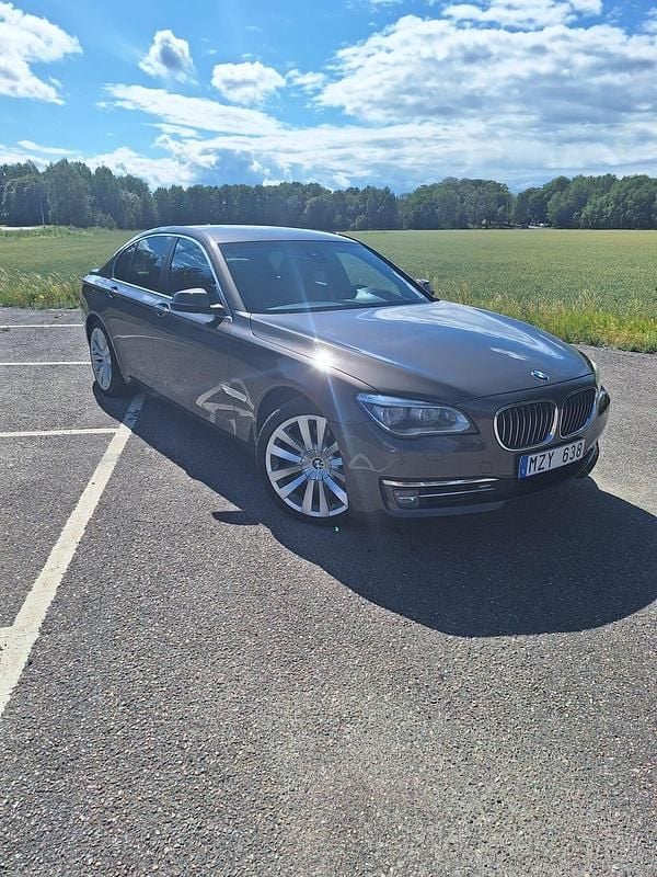 Begagnad 2013 BMW 750 Sedan | 195 000 kr (Bra pris) - Bild 1/4