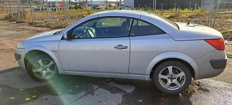 Ljusgrå (grå) Begagnad 2007 Renault Mégane Cabriolet Cab | 26 500 kr (Marknadspris) - Bild 1/4