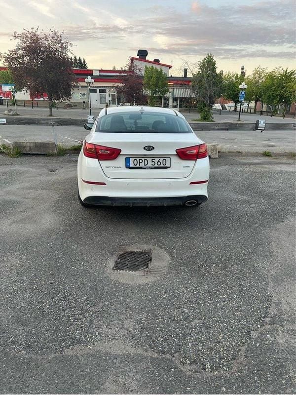 Vit Begagnad 2015 Kia Optima Sedan | 125 000 kr (Marknadspris) - Bild 1/4