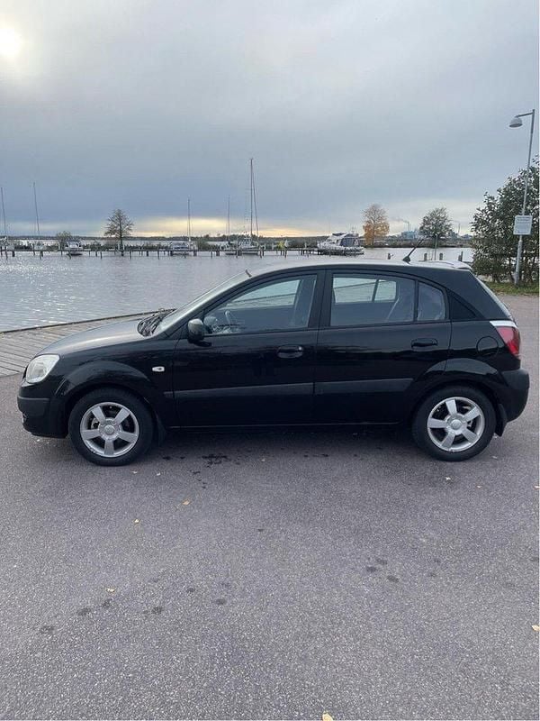 Svart Begagnad 2006 Kia Rio 3 Halvkombi | 22 000 kr (Bra pris) - Bild 1/4