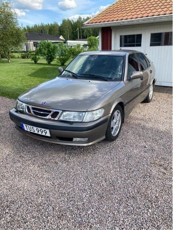Brun Begagnad 2003 Saab 9-3 Halvkombi | 22 000 kr (Marknadspris) - Bild 1/3