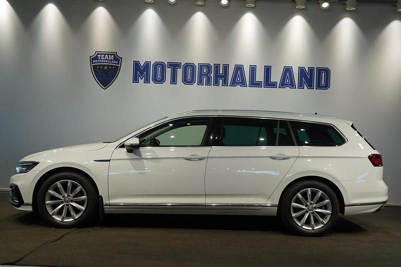 Vit Begagnad 2020 VW Passat Executive | 239 900 kr (Lite dyr) - Bild 1/4