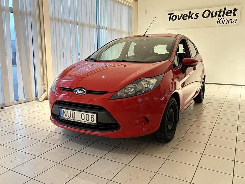 Begagnad Ford Fiesta Trend 60 HK (44 kW) 2012 Röd Halvkombi