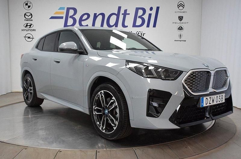 Grå Begagnad 2024 BMW iX2 M Sport SUV | 529 500 kr (Superpris) - Bild 1/3