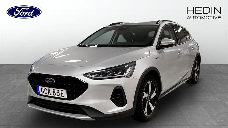 Grå (silver) Begagnad 2023 Ford Focus Active Halvkombi | 179 800 kr (Bra pris) - Bild 1/4