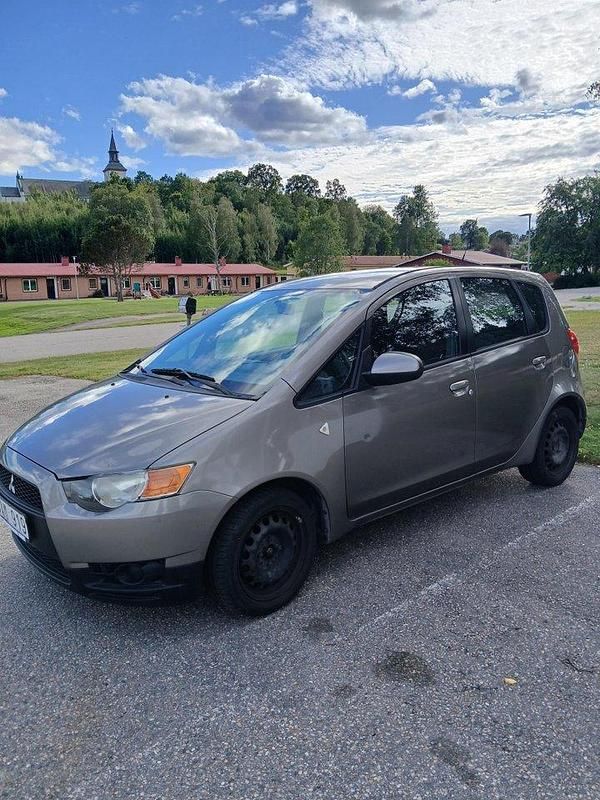 Grå Begagnad 2009 Mitsubishi Colt Halvkombi | 27 000 kr (Marknadspris) - Bild 1/4