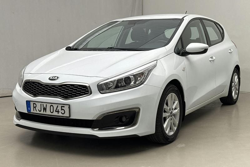 Vit Begagnad 2017 Kia Ceed | 116 800 kr (Lite dyr) - Bild 1/4