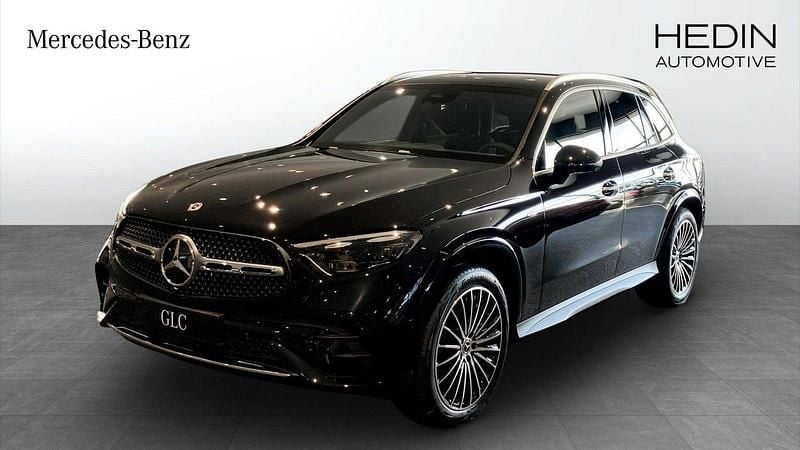Svart (black) Ny 2025 Mercedes GLC300e Advanced SUV | 816 100 kr (Marknadspris) - Bild 1/4