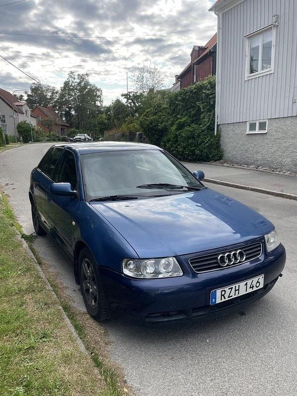 Blå Begagnad 2001 Audi A3 Halvkombi | 12 999 kr (Lite dyr) - Bild 1/4