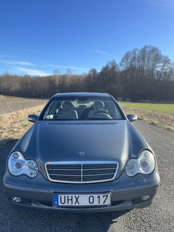 Grå Begagnad 2004 Mercedes C180 Sedan | 50 000 kr (Marknadspris) - Bild 1/4