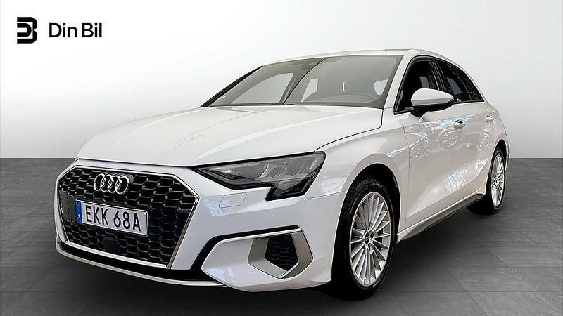 Vit Begagnad 2022 Audi A3 Sportback Advanced Halvkombi | 269 000 kr (Marknadspris) - Bild 1/4