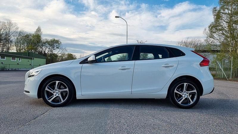 Vit Begagnad 2017 Volvo V40 Momentum Kombi | 174 000 kr (Marknadspris) - Bild 1/4