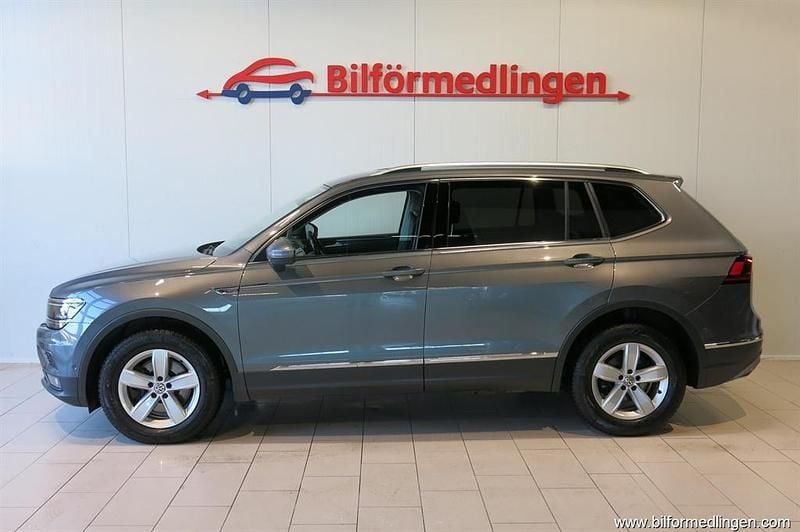 Grå samma som bilen Begagnad 2017 VW Tiguan Allspace SUV | 229 900 kr (Marknadspris) - Bild 1/4