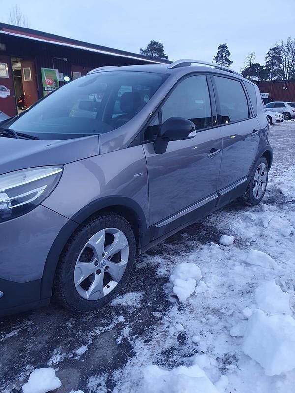 Begagnad Renault Scénic III XMOD 110 HK (80 kW) 2013