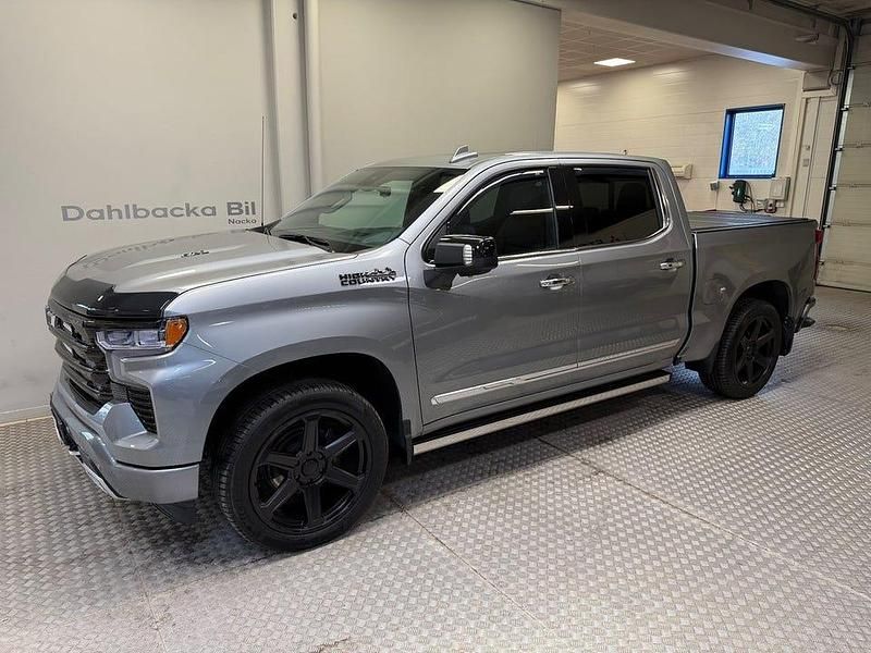 Grå Begagnad 2023 Chevrolet Silverado Pickup | 799 000 kr (Marknadspris) - Bild 1/4