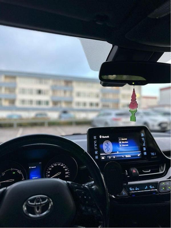 Svart Begagnad 2018 Toyota C-HR Active SUV | 195 000 kr (Lite dyr) - Bild 1/4