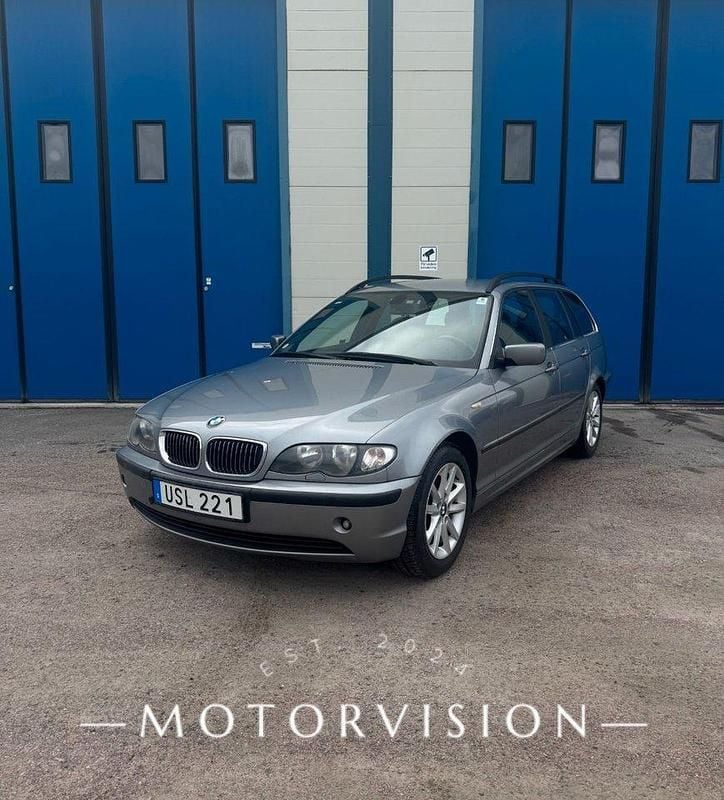 Ljusgrå Begagnad 2004 BMW 320 Kombi | 49 900 kr (Lite dyr) - Bild 1/4
