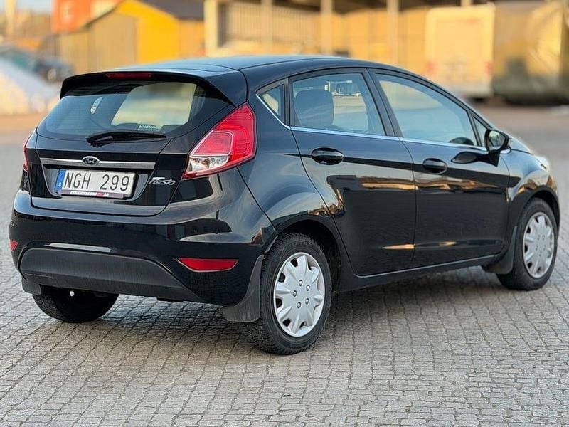 Begagnad Ford Fiesta Trend 82 HK (60 kW) 2013 Röd Halvkombi