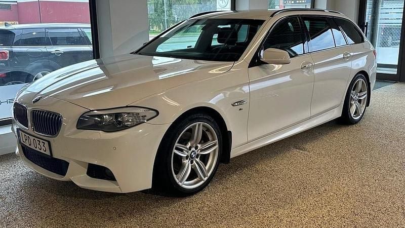 Vit Begagnad 2011 BMW 523 M Sport Kombi | 119 900 kr (Marknadspris) - Bild 1/4