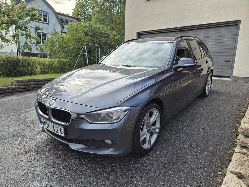 Grå Begagnad 2013 BMW 320 M Sport Kombi | 125 000 kr (Marknadspris) - Bild 1/4