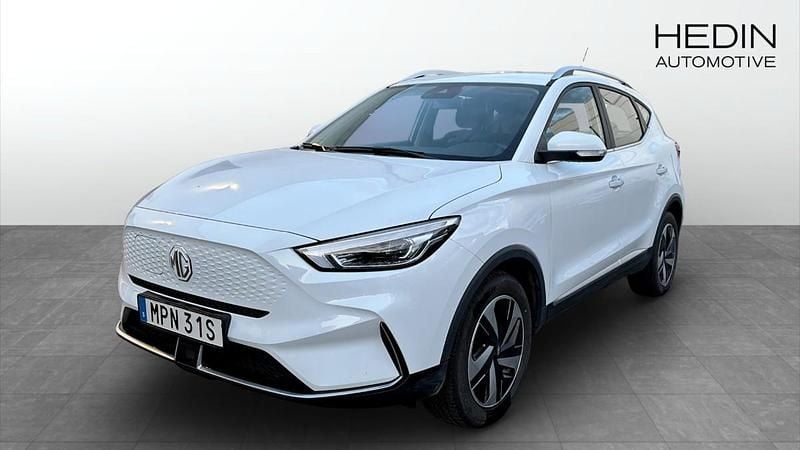 Vit (white) Begagnad 2022 MG ZS Comfort Sedan | 239 900 kr (Bra pris) - Bild 1/4