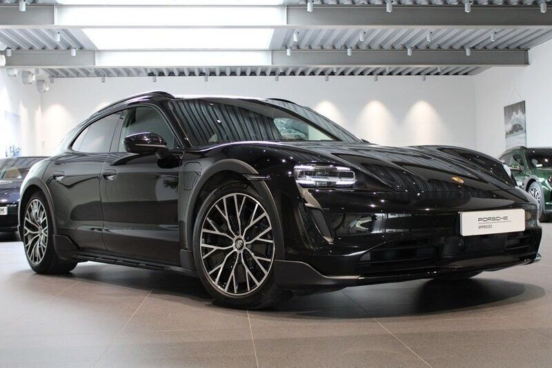Svart (black) Begagnad 2021 Porsche Taycan Cross Turismo Sedan | 735 000 kr (Marknadspris) - Bild 1/4