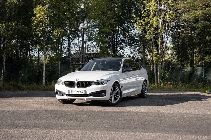 Vit Begagnad 2014 BMW 320 Gran Turismo Sport Line Halvkombi | 100 000 kr (Marknadspris) - Bild 1/4