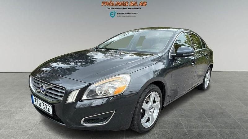 Mörkgrå Begagnad 2013 Volvo S60 Sedan | 119 000 kr - Bild 1/4