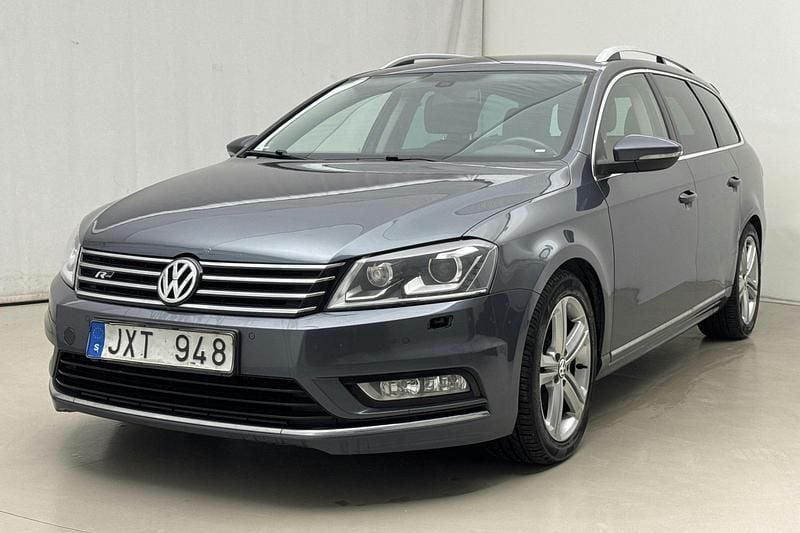 Ljusgrå Begagnad 2013 VW Passat GT Sedan | 94 000 kr (Marknadspris) - Bild 1/4