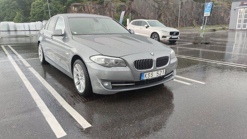 Grå Begagnad 2010 BMW 528 M Sport Sedan | 81 000 kr - Bild 1/4