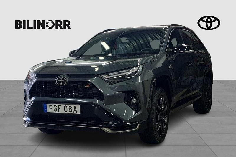 Mörkgrå (grå) Begagnad 2023 Toyota RAV4 Hybrid Sport SUV | 549 900 kr (Marknadspris) - Bild 1/4