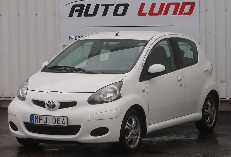 Vit Begagnad 2010 Toyota Aygo Halvkombi | 29 900 kr (Marknadspris) - Bild 1/4
