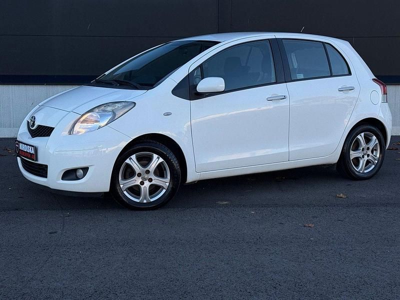 Vit Begagnad 2011 Toyota Yaris Halvkombi | 39 800 kr (Marknadspris) - Bild 1/4