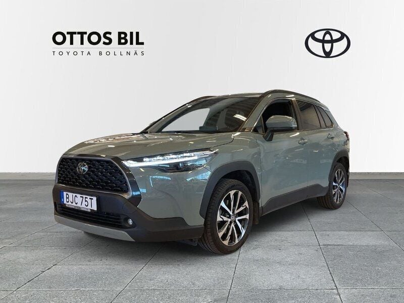 Grön Begagnad 2024 Toyota Corolla Cross Style SUV | 385 000 kr (Marknadspris) - Bild 1/4