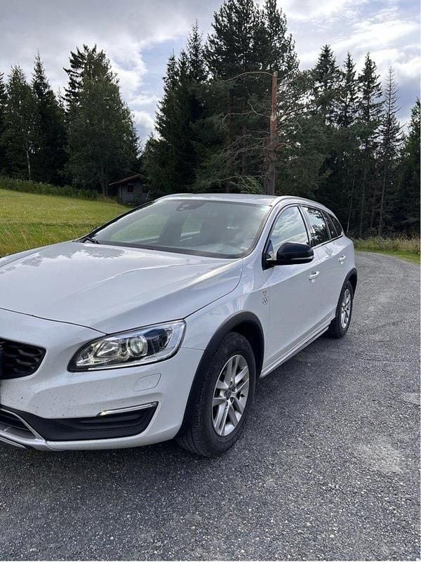 Vit Begagnad 2016 Volvo V60 CC Momentum Kombi | 132 000 kr - Bild 1/4