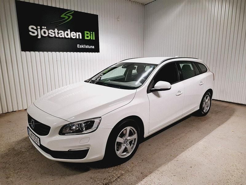Vit Begagnad 2018 Volvo V60 Standard Kombi | 212 900 kr (Marknadspris) - Bild 1/4