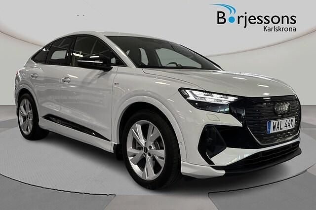 Vit Begagnad 2023 Audi Q4 Sportback e-tron S-Line SUV | 439 000 kr (Marknadspris) - Bild 1/4