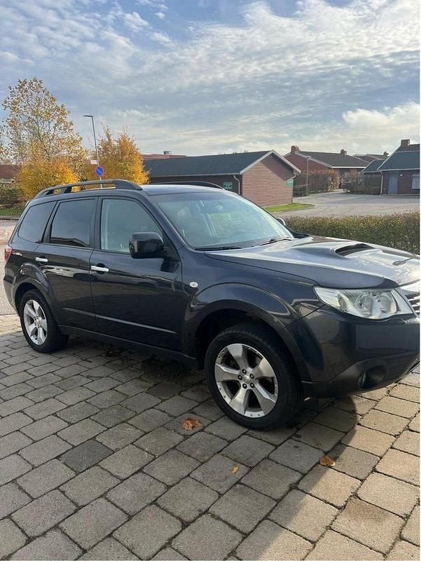Grå Begagnad 2010 Subaru Forester SUV | 88 000 kr - Bild 1/4
