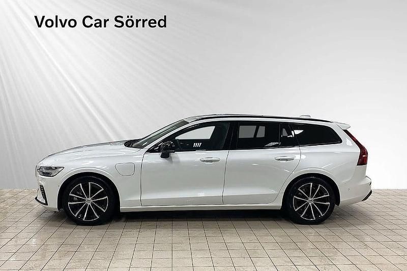 Begagnad Volvo V60 Plus 404 HK (297 kW) 2024 Svart Kombi
