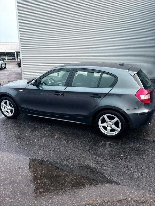 Grå Begagnad 2005 BMW 116 Advantage Halvkombi | 31 000 kr (Bra pris) - Bild 1/4