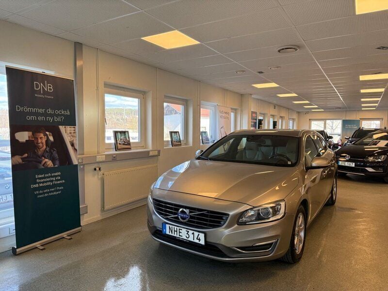 Ljusbrun (brun) Begagnad 2014 Volvo V60 Summum Kombi | 79 900 kr (Marknadspris) - Bild 1/4