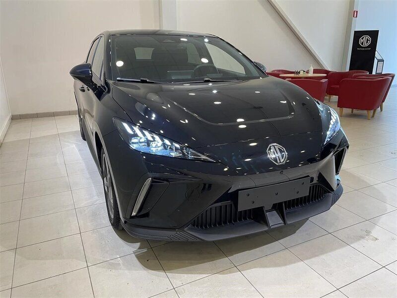 Begagnad MG MG4 EV Luxury 150 kW (204 HK) 2023 Svart Halvkombi