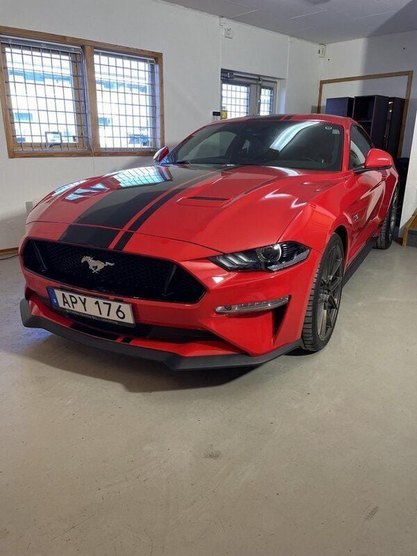 Röd Begagnad 2018 Ford Mustang GT Sportkupé | 479 000 kr (Lite dyr) - Bild 1/4
