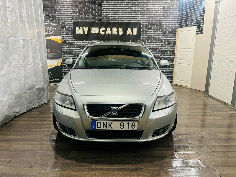 Begagnad Volvo V50 Momentum 109 HK (80 kW) 2007 Silver Kombi