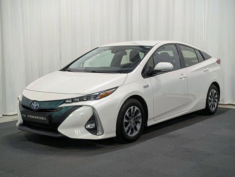 Vit Begagnad 2018 Toyota Prius Plug-in Hybrid Executive Halvkombi | 186 900 kr (Marknadspris) - Bild 1/4