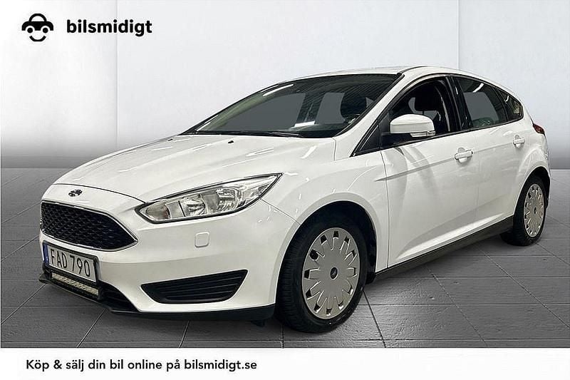 Vit Begagnad 2017 Ford Focus Halvkombi | 108 900 kr (Marknadspris) - Bild 1/3