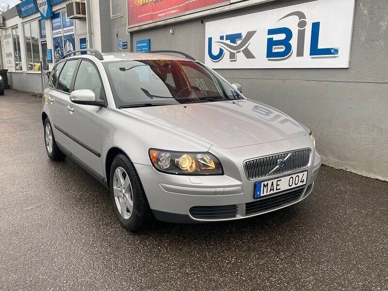 Silver Begagnad 2006 Volvo V50 Kinetic Kombi | 54 900 kr (Marknadspris) - Bild 1/4