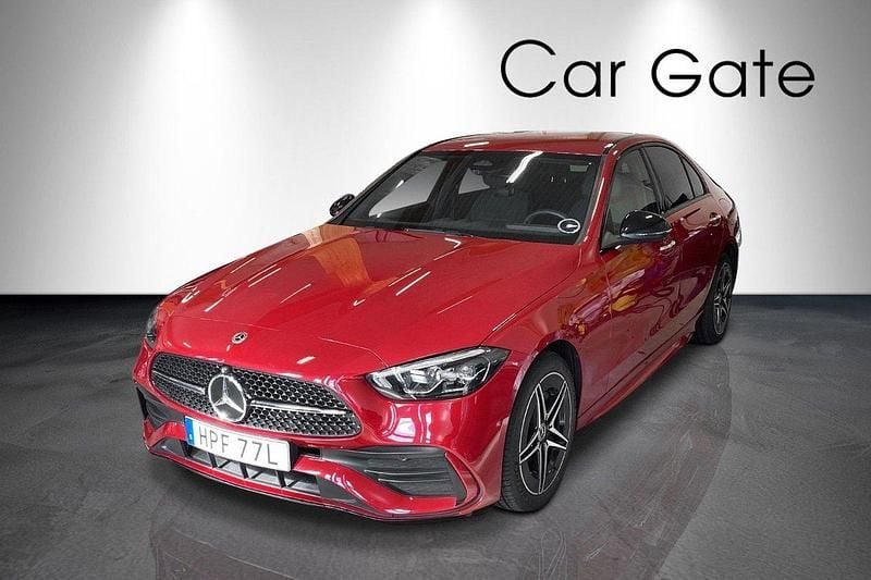 Röd Begagnad 2023 Mercedes C300e AMG line Sedan | 529 900 kr (Marknadspris) - Bild 1/4